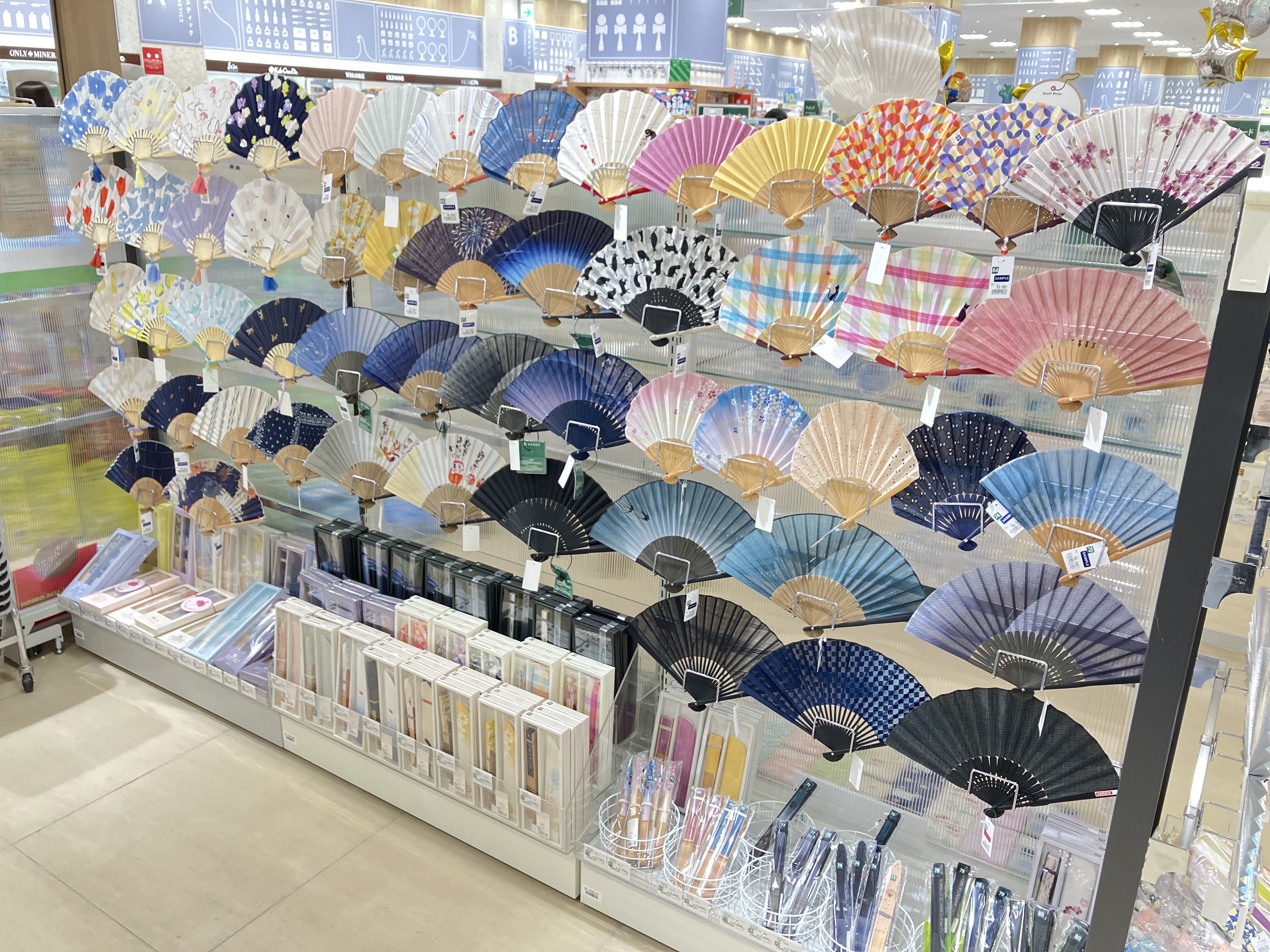 【ららぽーと湘南平塚店】風を感じるギフト 扇子で彩る特別な一日